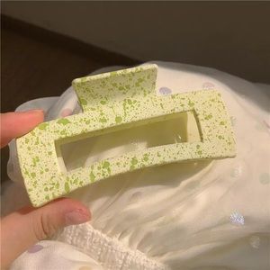 Korean Retro Geometric Painting Hollow Acetate Green Hair Claw